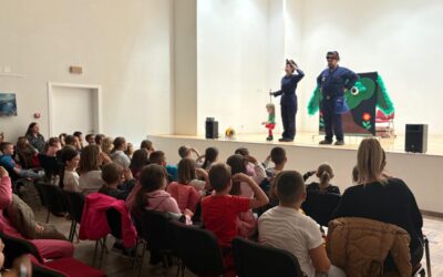 Kazališna predstava Medo i kuna, policajci u akciji